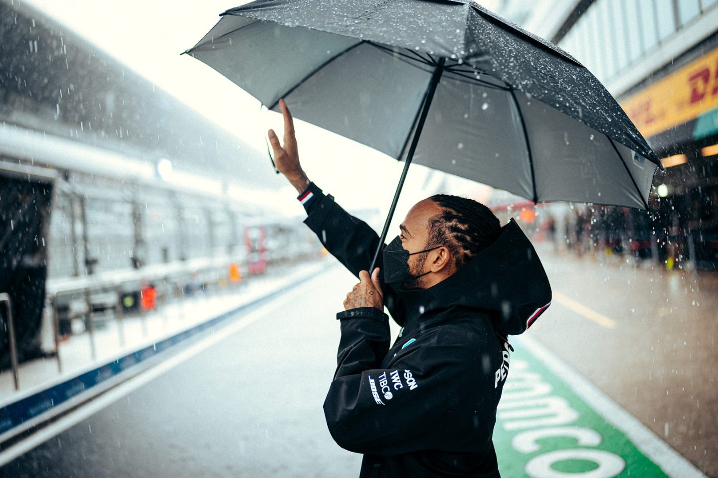 Льюис Хэмилтон приветствует болельщиков на Гран При России © Mercedes AMG F1 / Sebastian Kawka