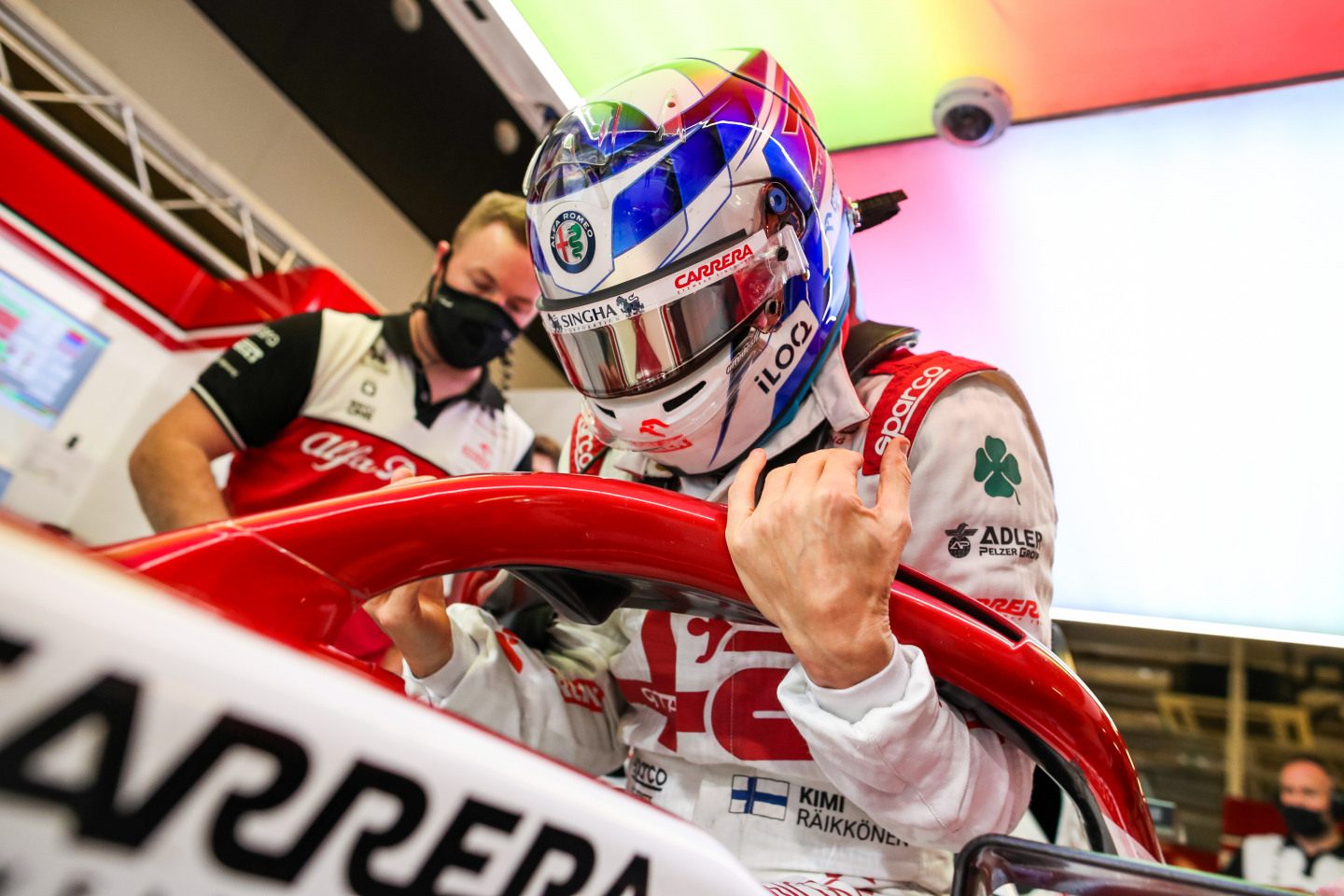 Кими Райкконен провел свой прощальный Гран При в Формуле 1 в шлеме с раритетной ливреей © Sauber Group