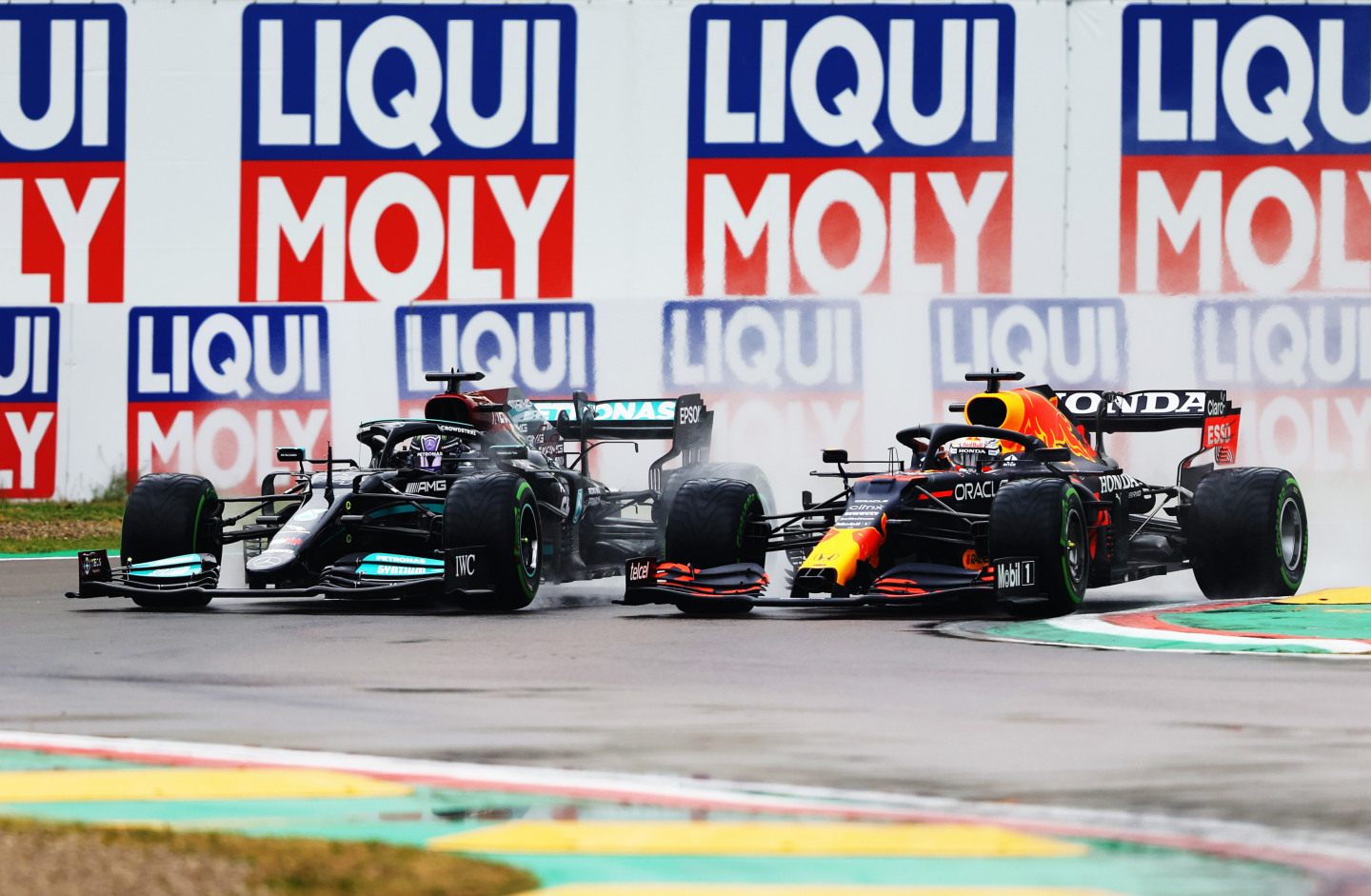 В 14-ти гонках сезона Макс Ферстаппен и Льюис Хэмилтон заняли два первых места © Red Bull Content Pool / Getty Images