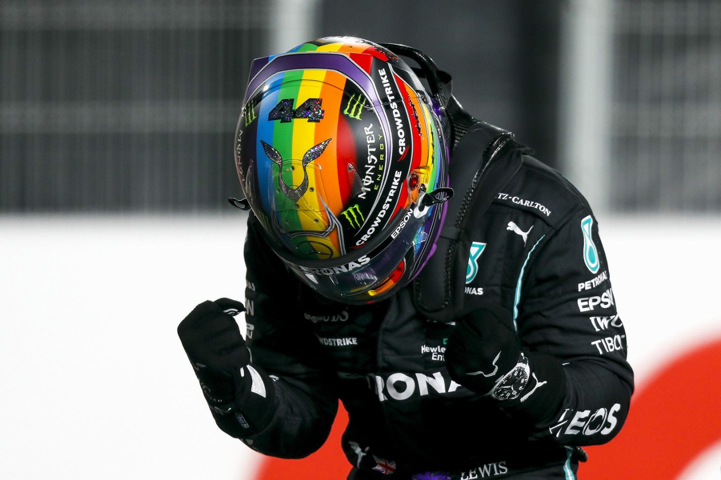 Льюис Хэмилтон в радужном шлеме на Гран При Катара © Mercedes AMG F1 / LAT Images