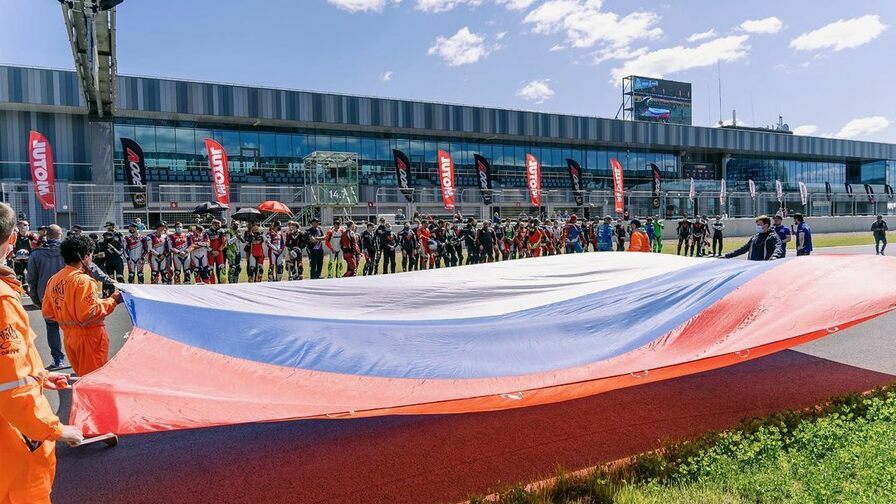 Российский флаг на стартовой прямой трассы Игора Драйв © Игора Драйв