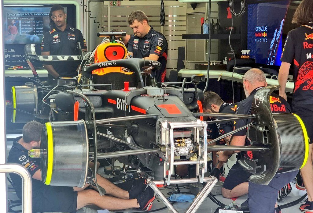 Механики Red Bull Racing работают над машиной Макса Ферстаппена © @AlbertFabrega