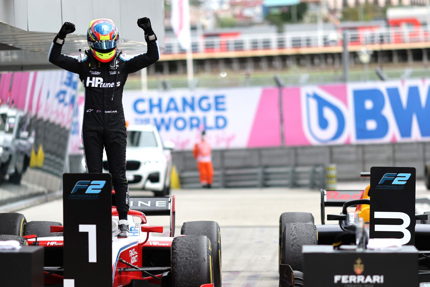 Оскар Пиастри празднует победу в третьей гонке Формулы 2 в Сочи-2021 © Alpine