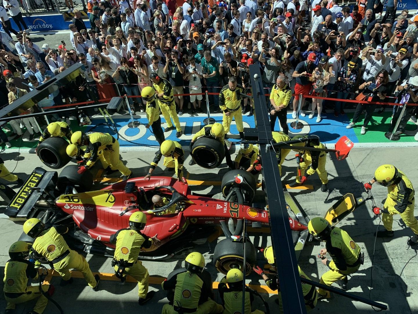 Механики Ferrari тренируются перед гонкой © @FredericFerret