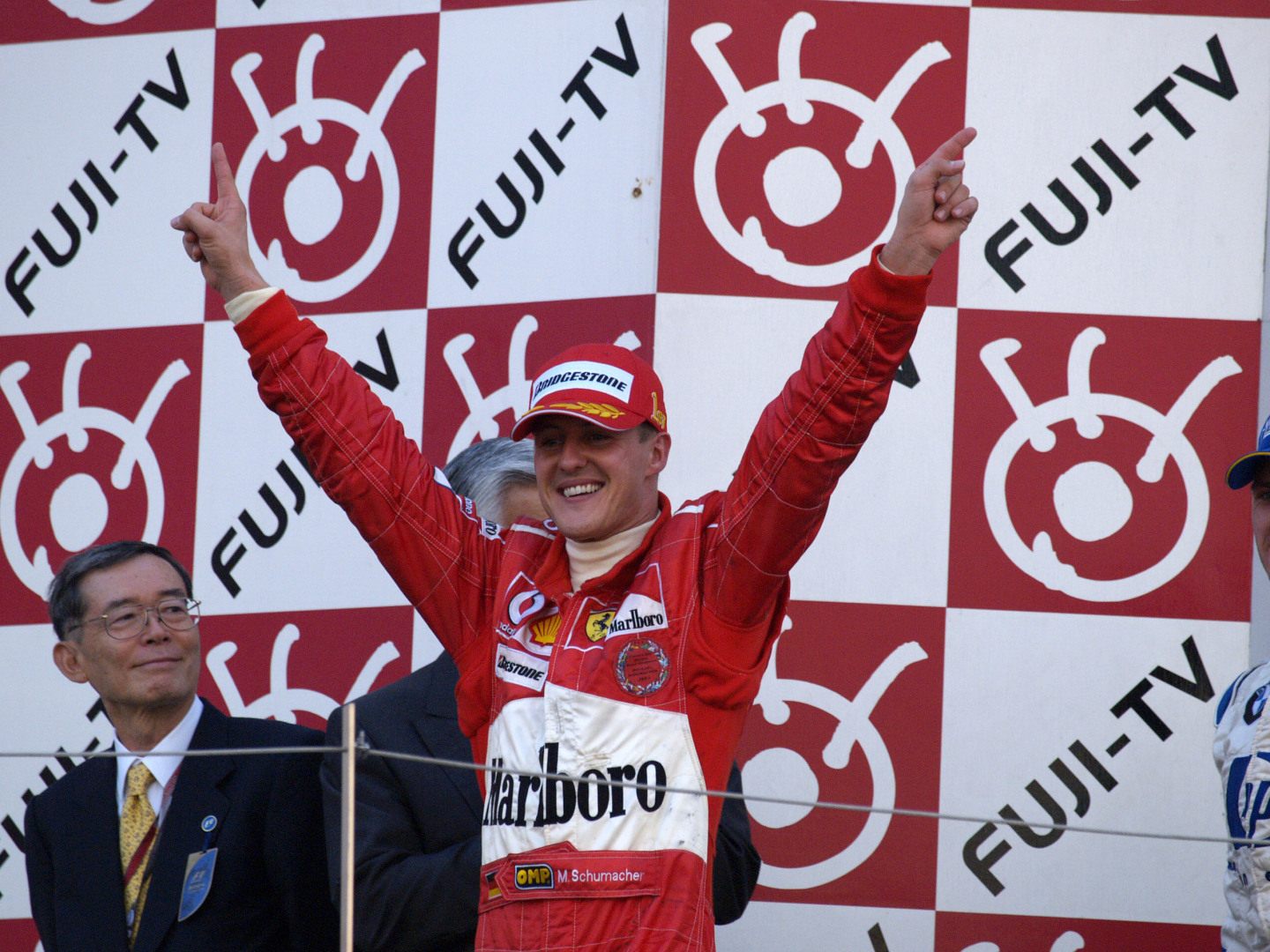 Гран При Японии-2004: Михаэль Шумахер отмечает 13 победу в с сезоне © Ferrari