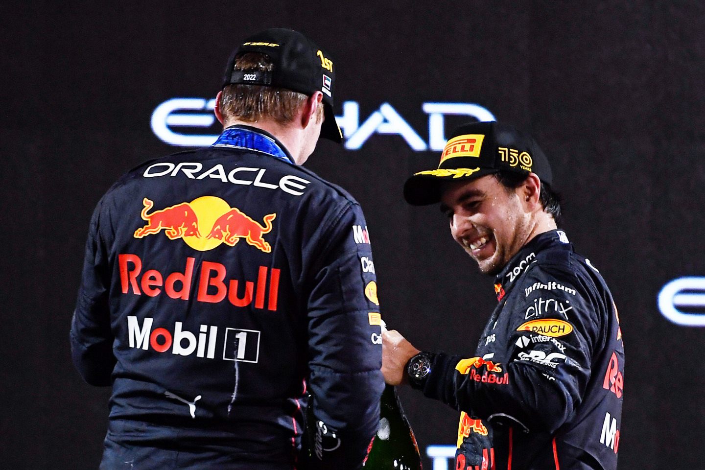 Макс Ферстаппен и Серхио Перес на подиуме Гран При Абу-Даби © Red Bull Content Pool