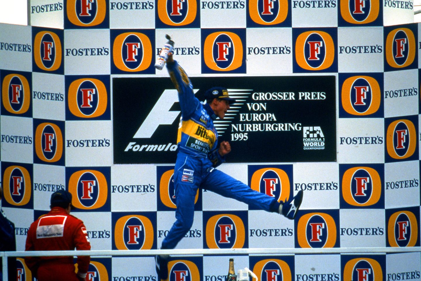 Михаэль Шумахер празднует победу на Нюрбургринге-1995 © The-Race