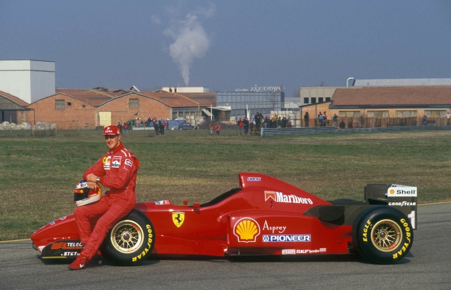 Михаэль Шумахер на презентации машины Ferrari зимой 1996-го © The-Race