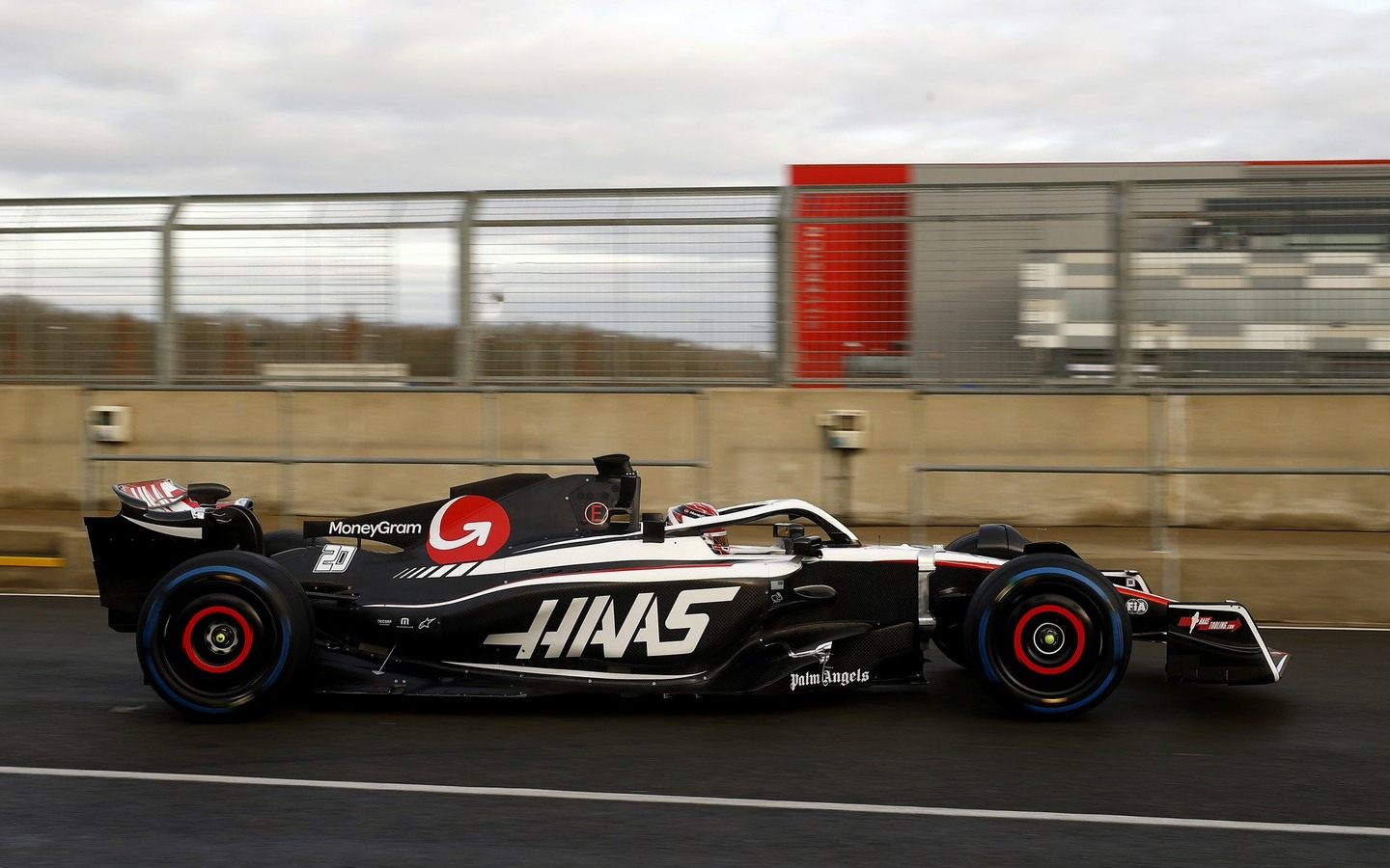 Дисконт-версия Ferrari F1-75 или спойлер SF-23? Технический обзор новой  машины Haas | Autosport.com.ru