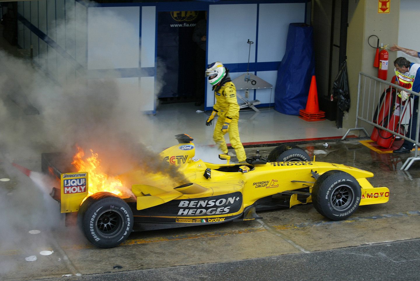 После остановки гонки машина Джанкарло Физикелла загорелась © F1