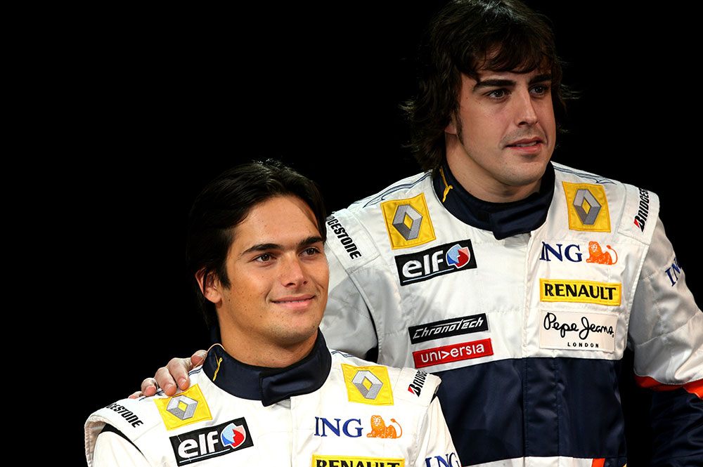Нельсон Пике-младший и Фернандо Алонсо на презентации машины Renault 2008 года © Renault
