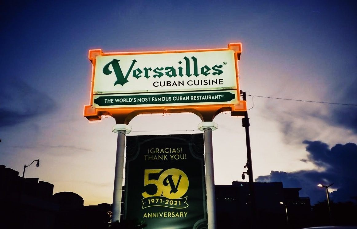 «Versailles – самый известный кубинский ресторан в мире», гласит вывеска © Соцсети