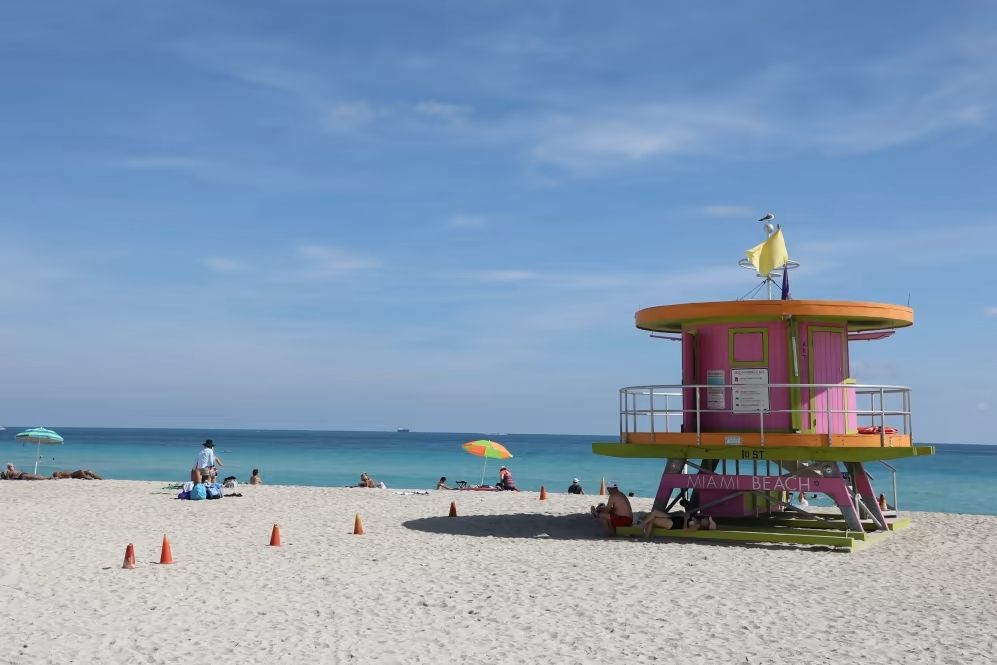 Вышки спасателей на пляже в Майами-Бич – ещё одна достопримечательность города-курорта во Флориде © F1