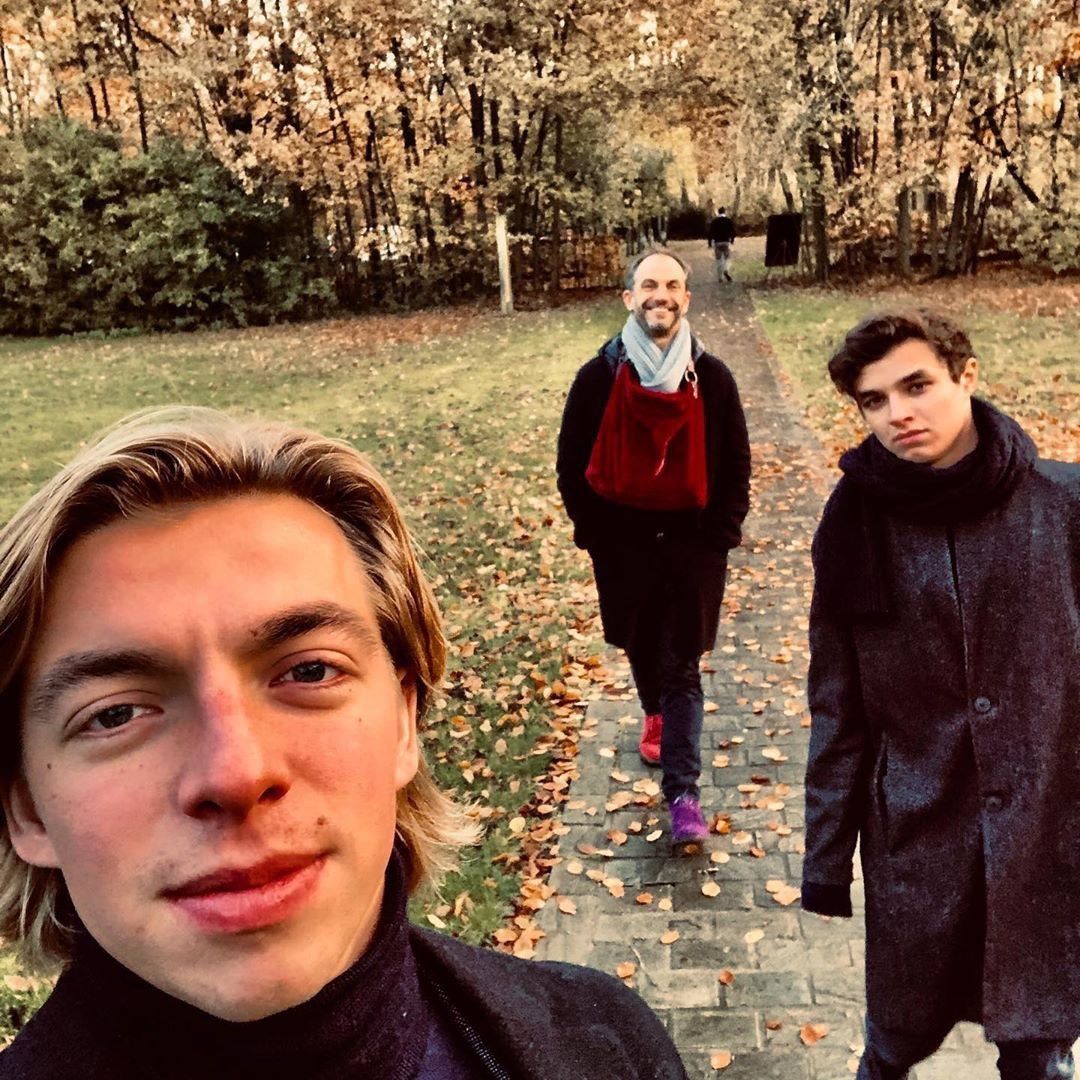 Ландо Норрис с братом Оливером и отцом © Соцсети