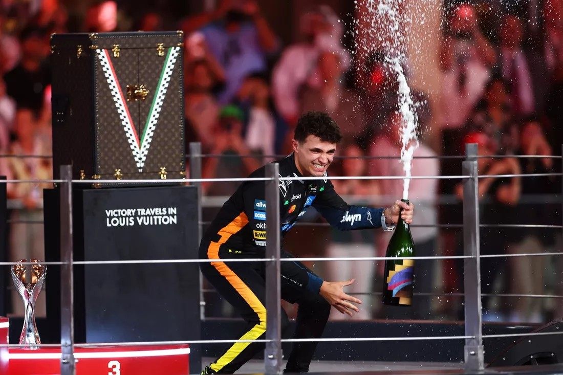 Ландо Норрис на подиуме Гран При Абу-Даби © McLaren