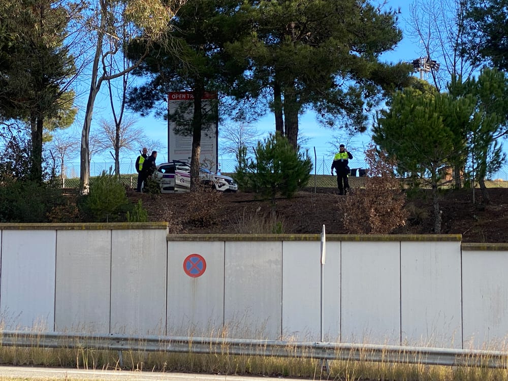 Полиция отгоняет болельщиков и журналистов от трека в Барселоне © The-Race