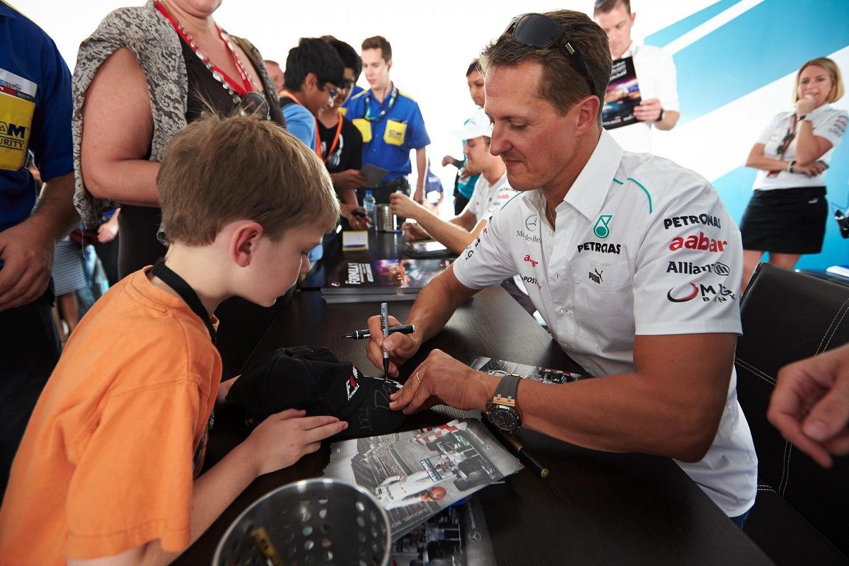 Михаэль Шумахер раздает автографы на мероприятии Mercedes на Нюрбургринге летом 2013 года © Официальный сайт Михаэля Шумахера