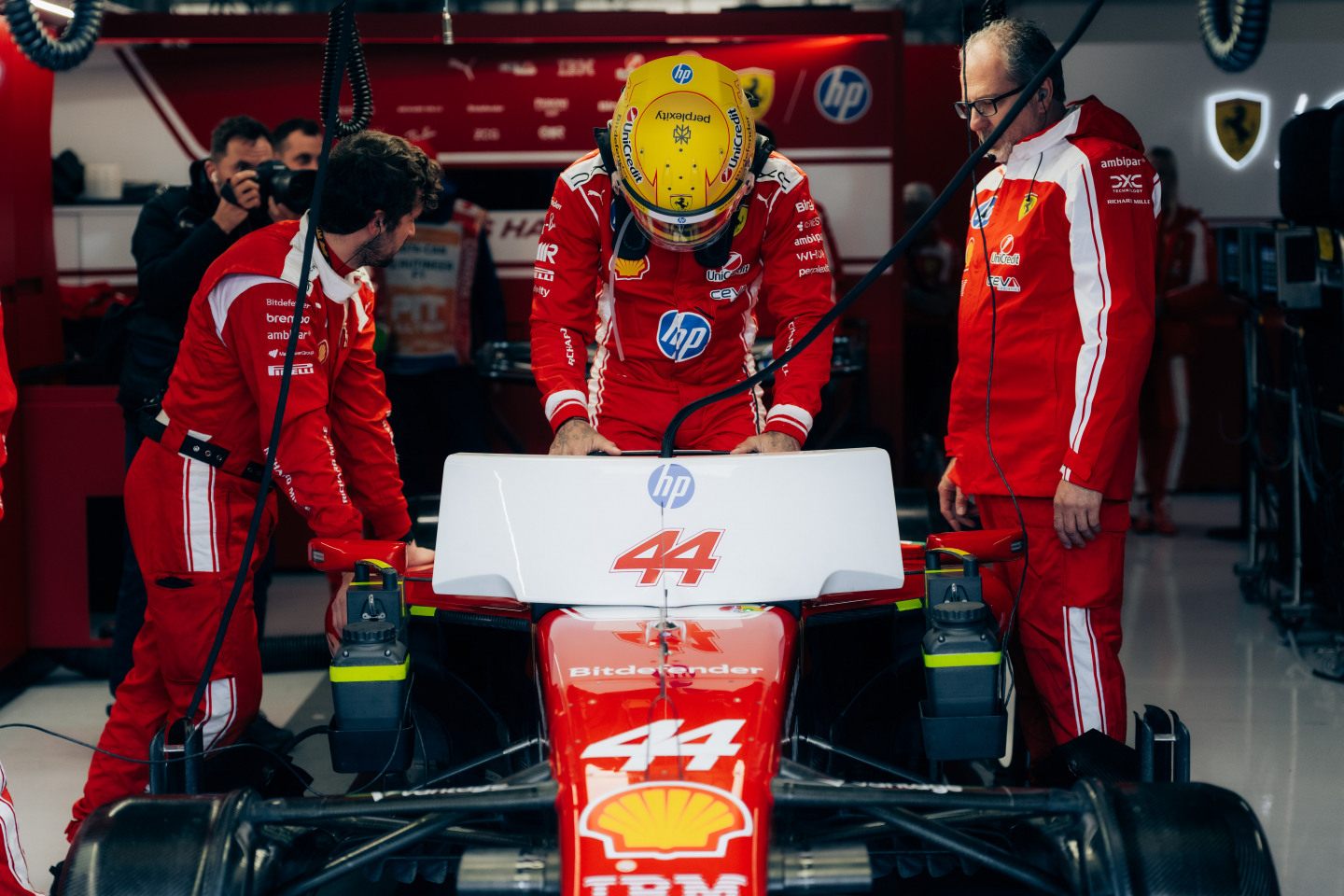 Льюис Хэмилтон в боксах Ferrari © Ferrari