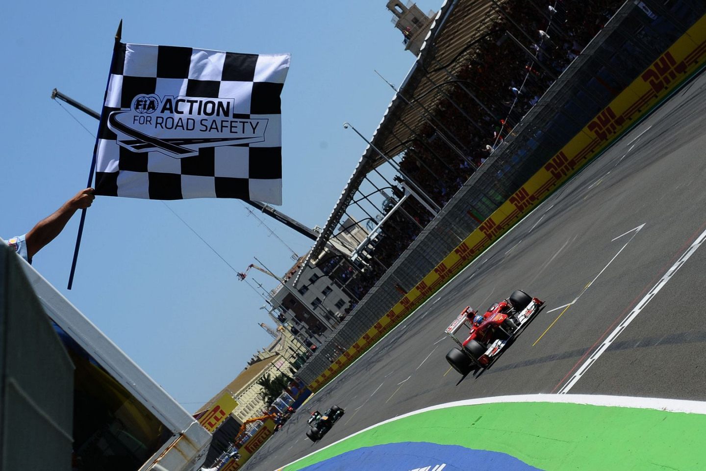 Фернандо Алонсо на финише Гран При Валенсии-2011 © Ferrari