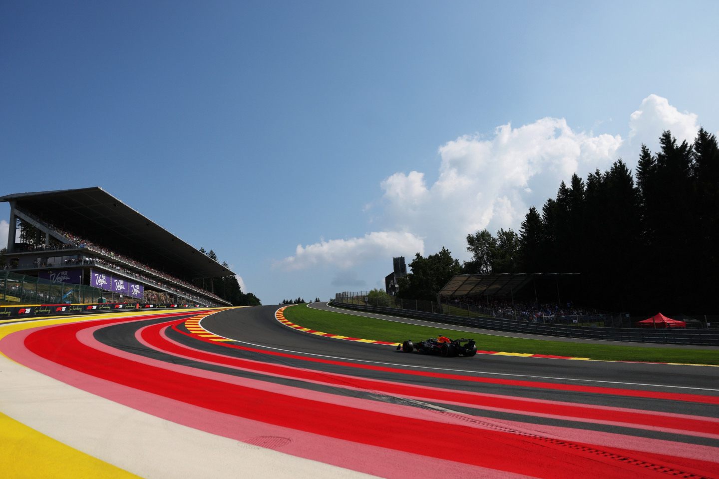 Eau Rouge © Pirelli