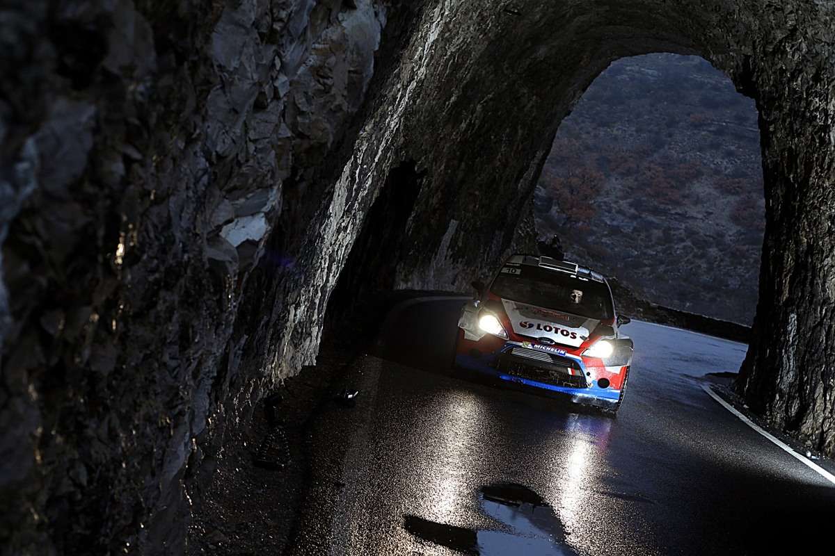 Другой "фишкой" этапа WRC в Монако являются ночные допы и болельщики