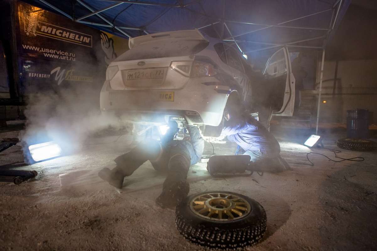 Механики смогли в 30-ти градусный мороз подготовить автомобиль. Фото Дмитрий Гальчун