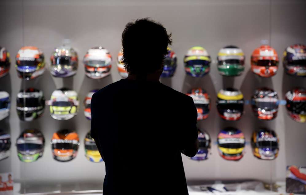 Коллекция шлемов, полученных от гонщиков Ф1 в подарок для музея