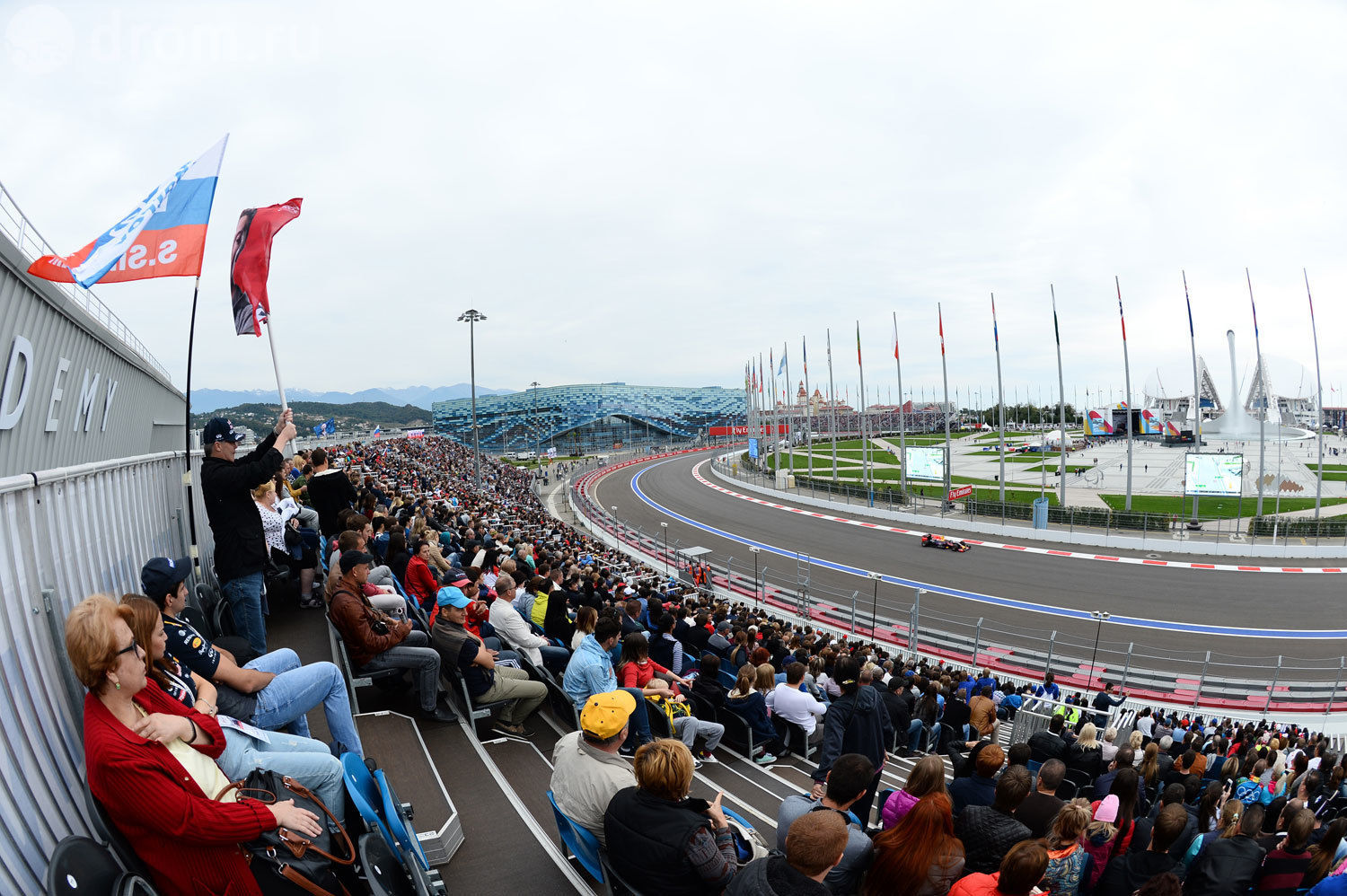 Мероприятия г сочи. Формула 1 Сочи. Сочи автодром ф1. Raceway Сочи. Трибуны на гоночной трассе.