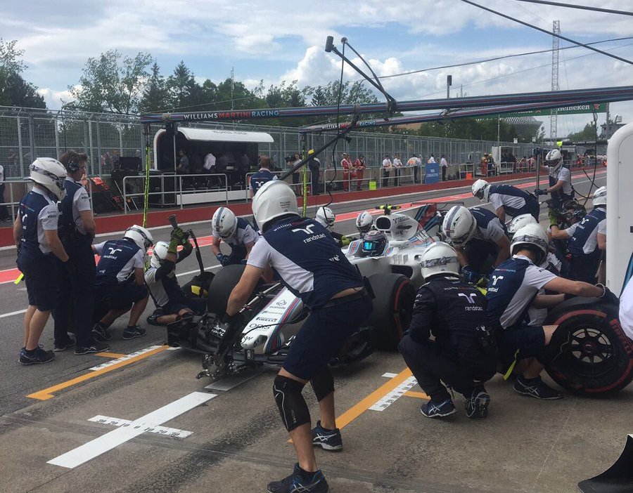 Быстрый пит стоп. Пит стоп фестиваль. Пит стоп Дакар. Зона Pit stop в гонках фото.