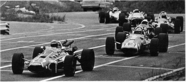 Бобби Анзер лидирует в Моспорте во второй гонке 1967 года