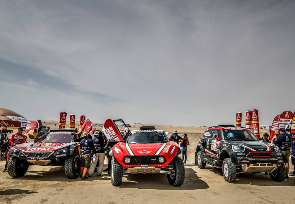 Peugeot, Toyota и Mini перед стартом "Дакара-2018" © Dakar