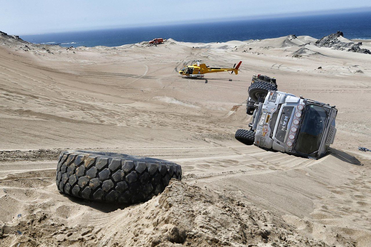 Переворот грузовика MAN в песках © Cars And more
