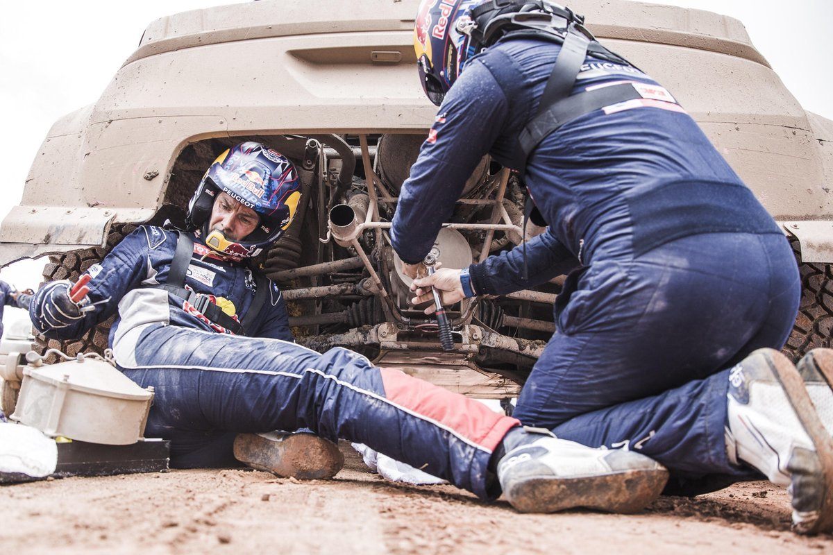 Сирил Депре помогает ремонтировать машину Стефана Петеранселя © Peugeot Sport