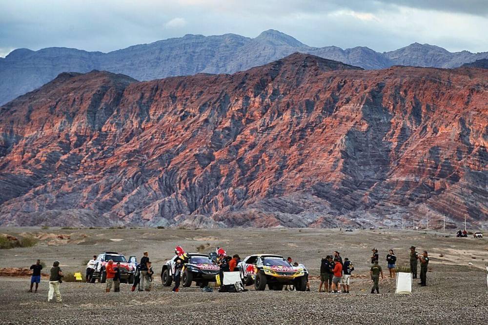 Три машины Peugeot на финише разделили 15 секунд © Dakar