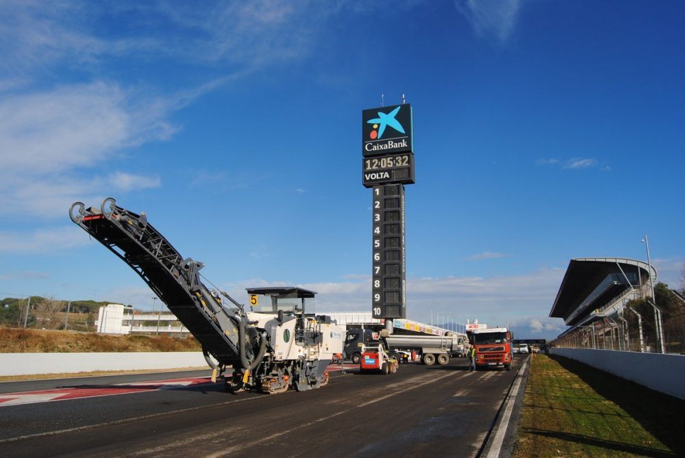 В конце февраля здесь будут ездить машины Ф1, а пока работает строительная техника © Circuit de Barcelona-Catalunya