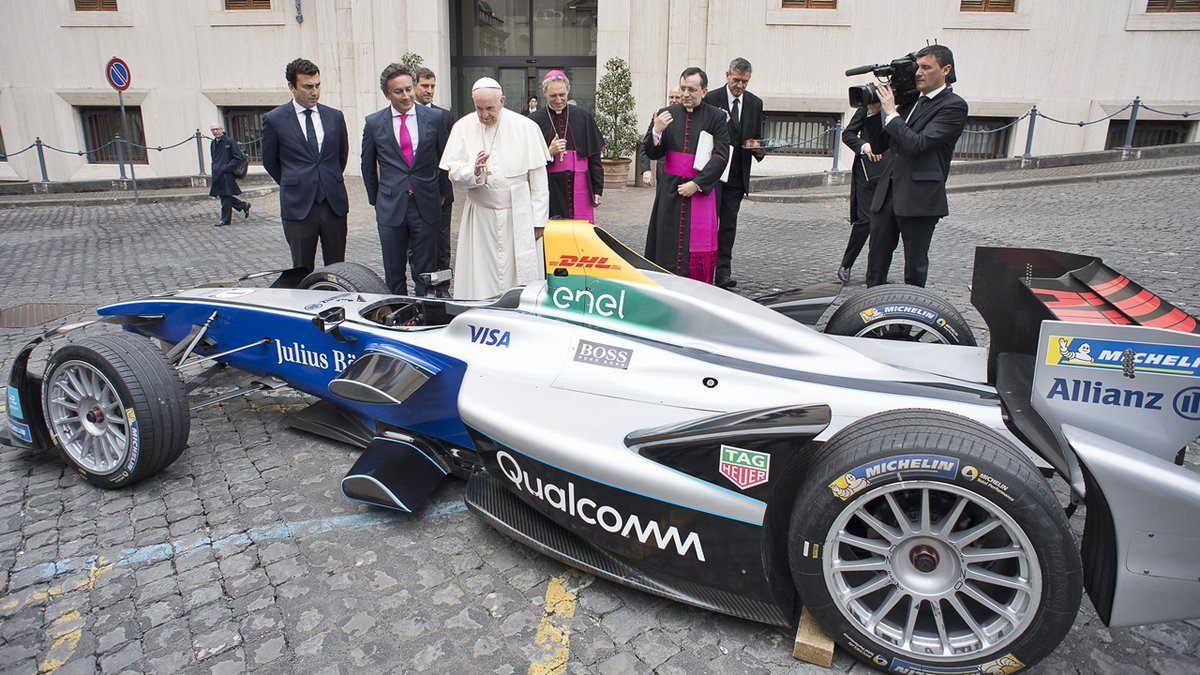 Папа римский и машина Формулы E © eRacing Magazine
