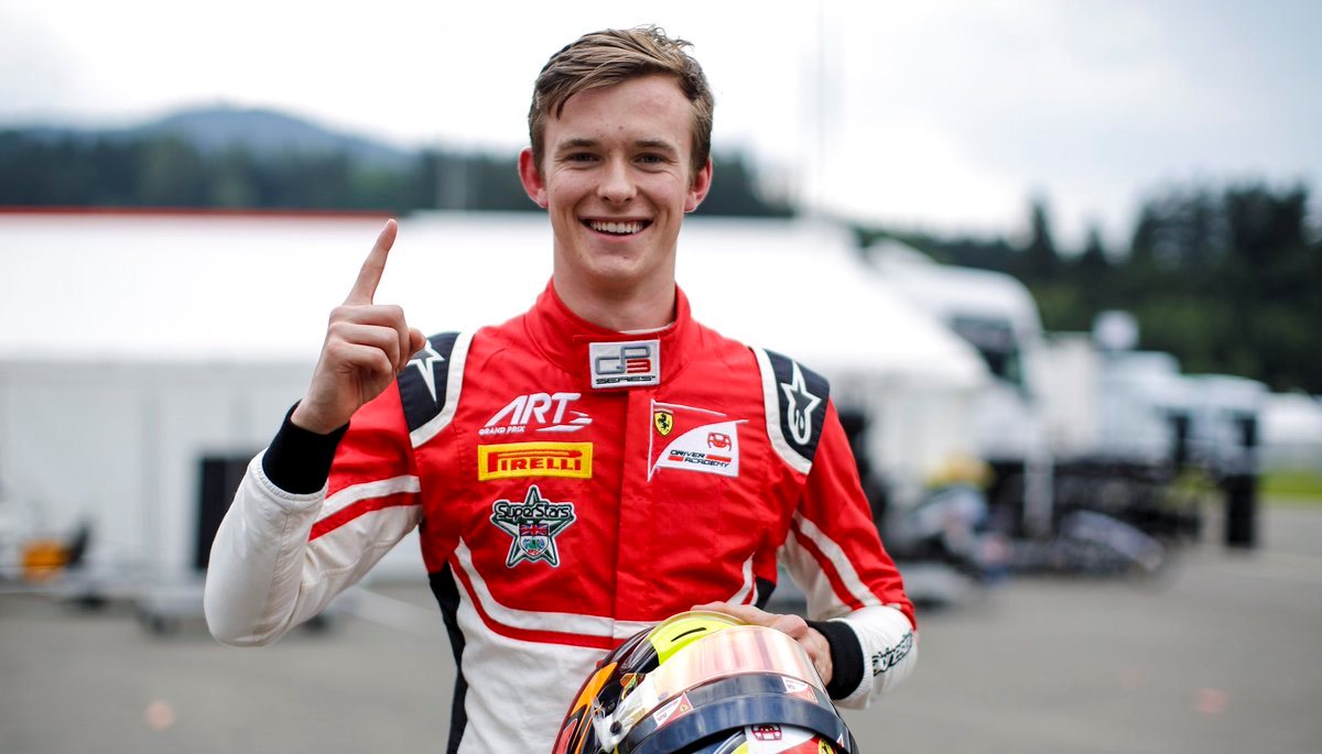 участник автогонок. участник автогонок. кристиан лундгор гонщик. участник автогонок. F1 2016 гонщики.