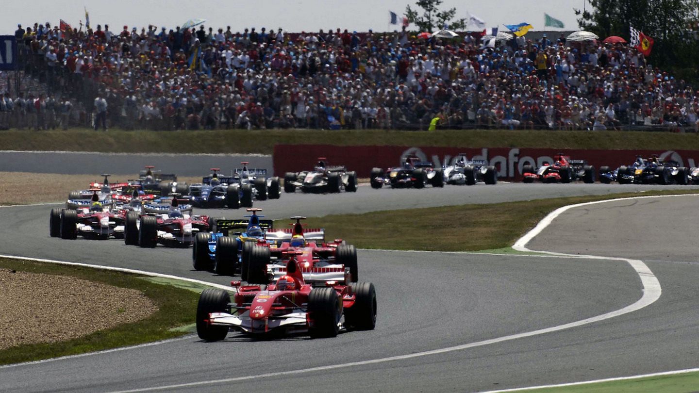 Гран При Франции-2006: Михаэль Шумахер на пути к своему 22-му хет-трику © F1FanSite