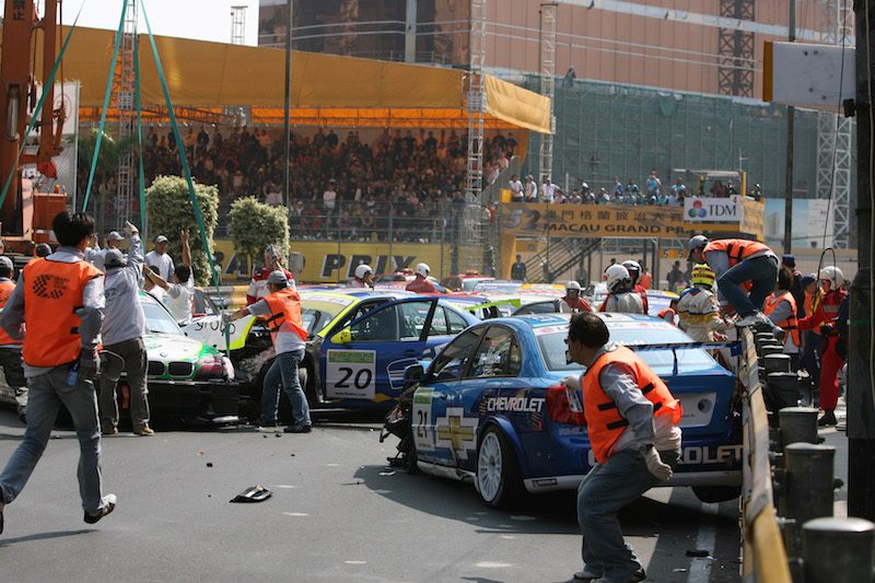 Авария Роба Хаффа на этапе WTCC в Макао-2005 © WTCR