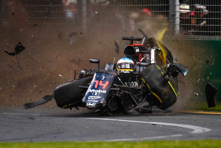 Авария Фернандо Алонсо в Австралии-2016 © GrandPrix247