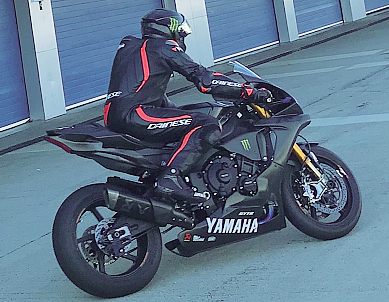 Льюис Хэмилтон на тестах Yamaha R1 © CorsediMoto