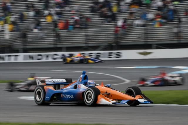 Скотт Диксон лидирует в гонке © IndyCar Media