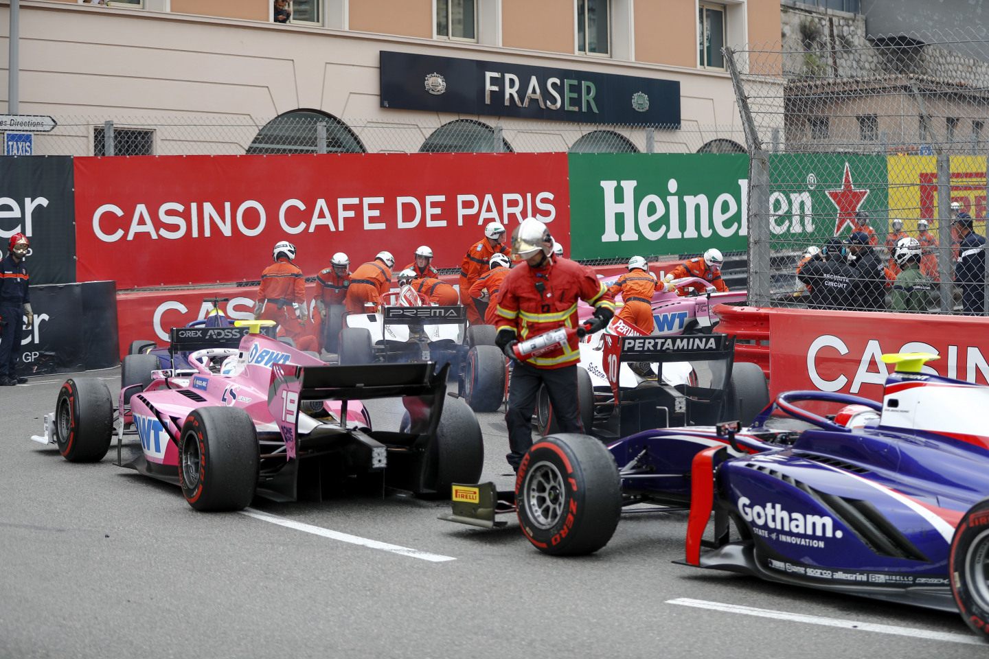 Маршалы разбирают завал после столкновения Шумахера и Кальдерон © FIA Formula 2 Championship