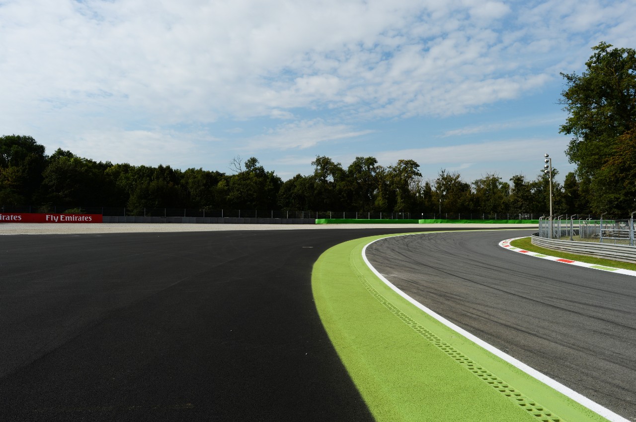 Измененная трасса. Параболика Монца. Monza f1 track. Монца автодром вид сверху. Поворот параболика Монца.