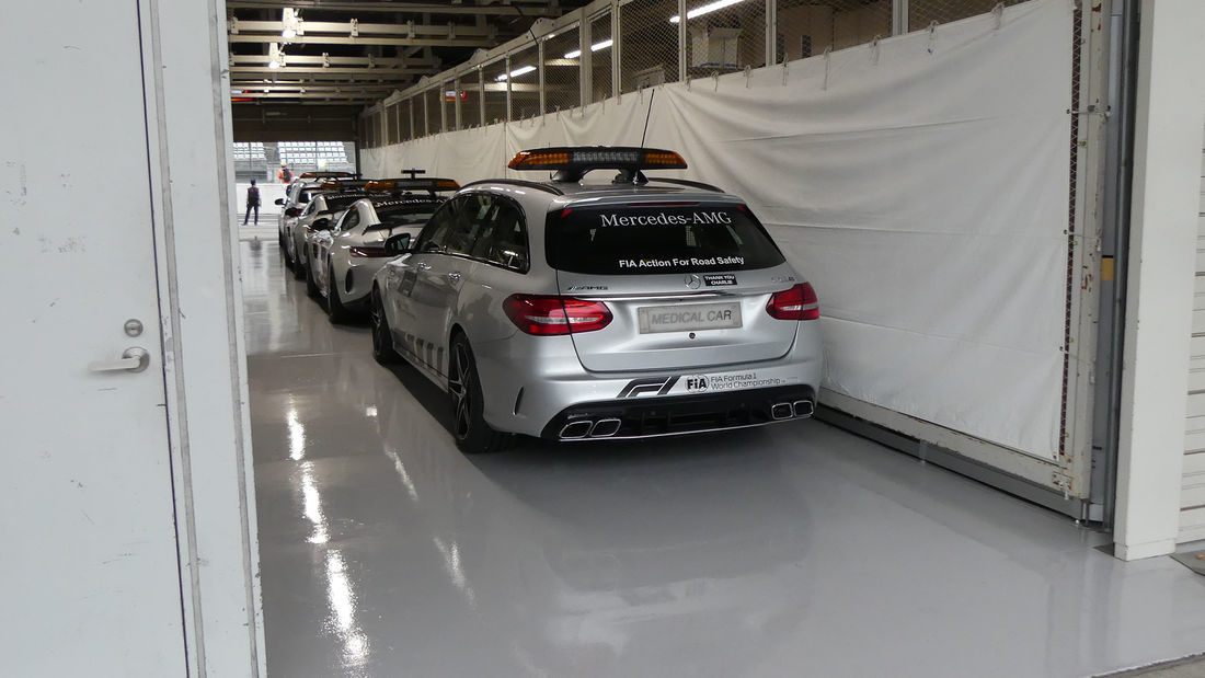 Машина безопасности и медицинские машины будут спрятаны в проходе рядом с боксами FIA © AMuS