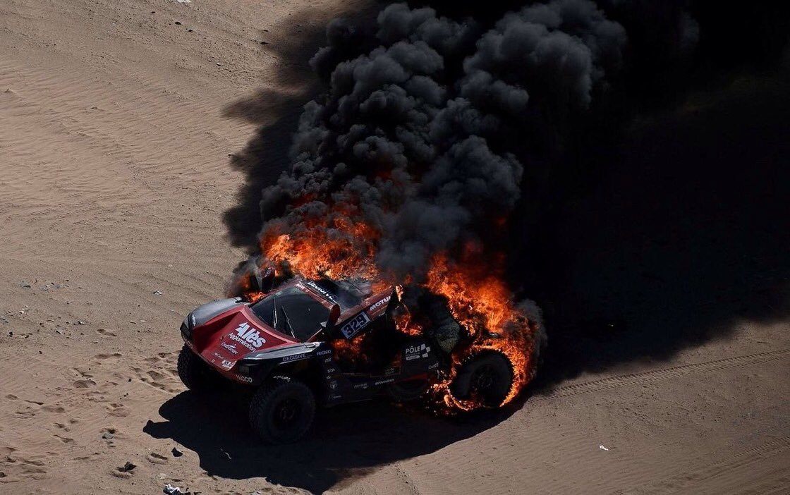 Пожар на машине Ромена Дюма © Dakar