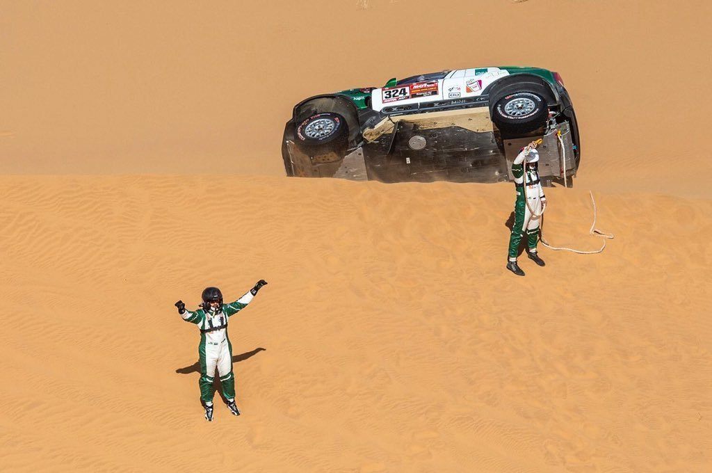 Ясир Сейдан и Алексей Кузьмич подают сигнал помощи проезжающим мимо экипажам © Dakar