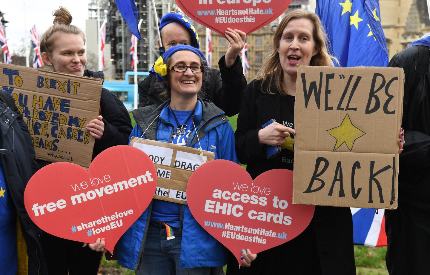 «Мы ещё вернёмся!» Проевропейские демонстранты на Парламентской площади Лондона © Associated Press