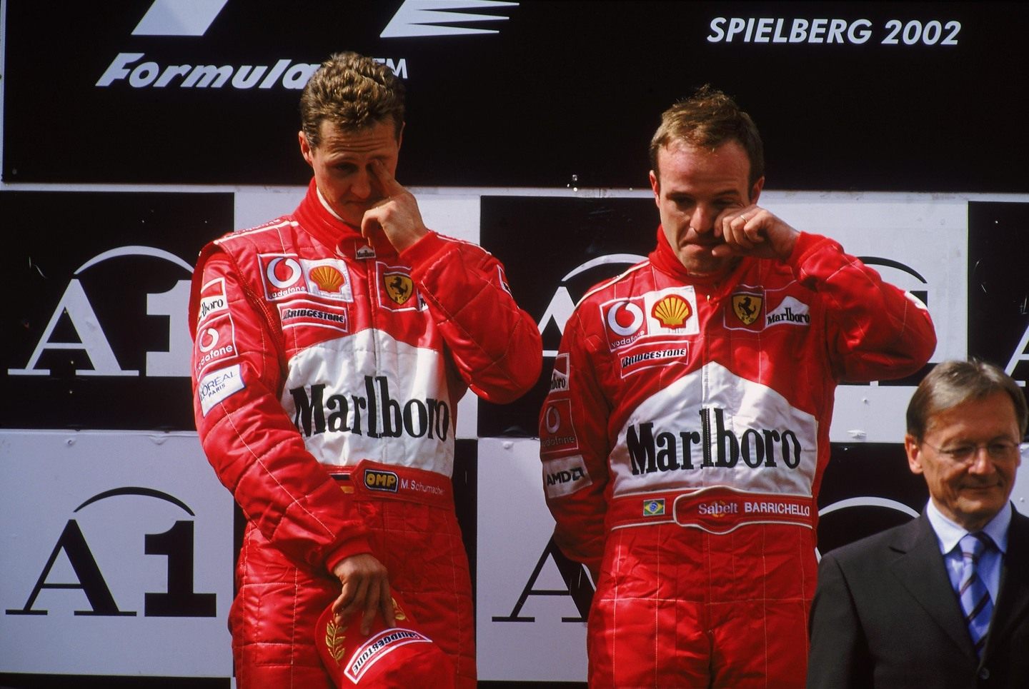 Михаэль Шумахер и Рубенс Баррикелло на подиуме Гран При Австрии-2002 © Red Bull