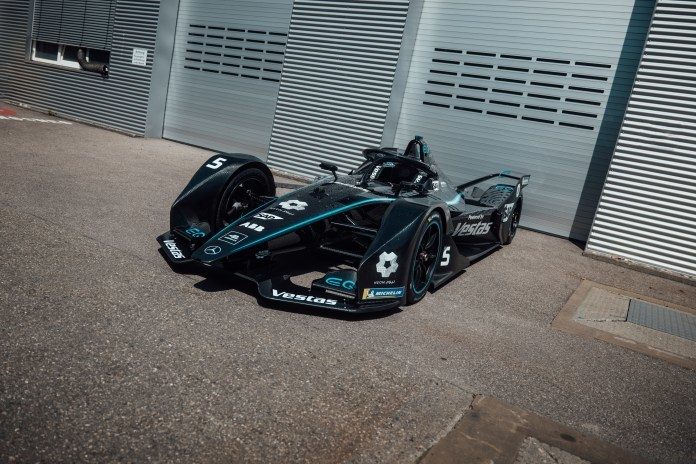 Черный электромобиль Mercedes в Формуле E © Daimler Motorsport